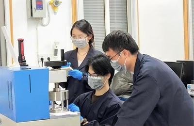 攻克世界難題，中國(guó)自主研發(fā)出無氟沖鋒衣面料